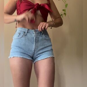 Cute Levi’s high-waisted cut off denim shorts 🫐🫐🫐